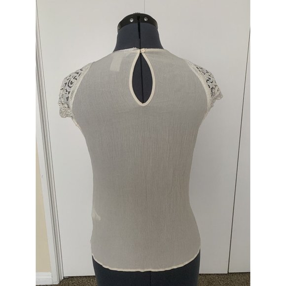 H&M Shirt Wmns Size 6 Short Sleeve Round Neck Lace Sleeves Off White formal top - Picture 5 of 7
